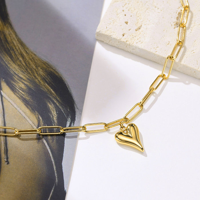 Collier pendentif plaqué or en acier inoxydable en forme de cœur de style simple