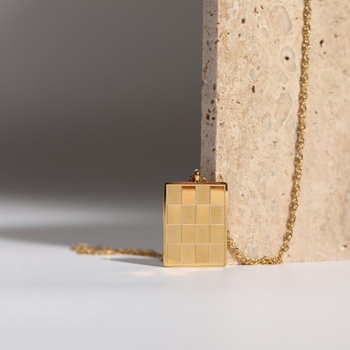 Collier pendentif plaqué or 18 carats en acier inoxydable à carreaux de style vintage