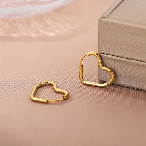 1 par de pendientes chapados en oro de 18 quilates de acero inoxidable chapado en forma de corazón de estilo simple