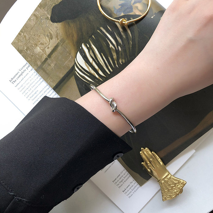Einfaches geknotetes Titanstahl-Armband mit 18-karätigem Gold. Großhandel für Schmuck