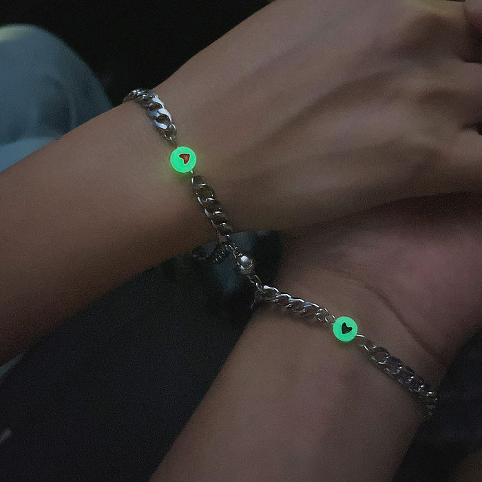 1 par de pulseras de pulido luminosas de acero inoxidable con forma de corazón a la moda