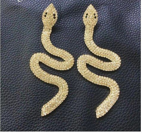1 par de pendientes colgantes con diamantes de imitación y incrustaciones de serpiente de estilo moderno