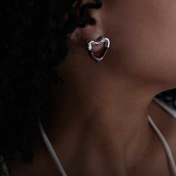 1 paire de clous d'oreilles en acier inoxydable, Style IG Simple, en forme de cœur, plaqué émail, ajouré