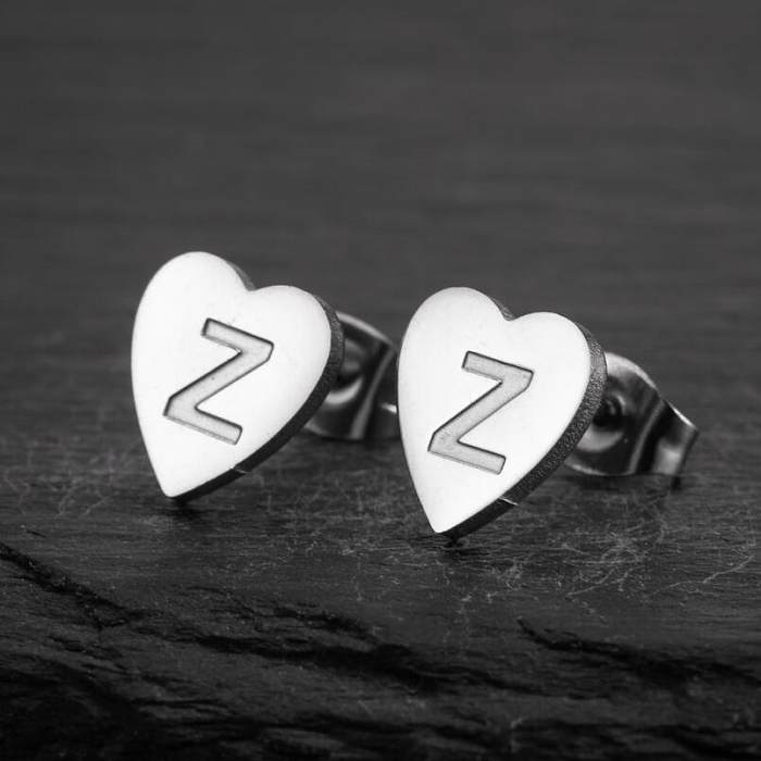 1 paire de clous d'oreilles plaqués en acier inoxydable, en forme de lettre et de cœur, à la mode