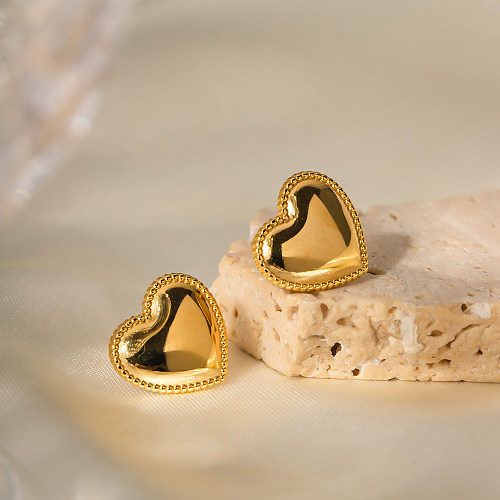 زوج واحد من أقراط الأذن الأساسية على شكل قلب من الفولاذ المقاوم للصدأ مطلية بالذهب عيار 1 قيراط