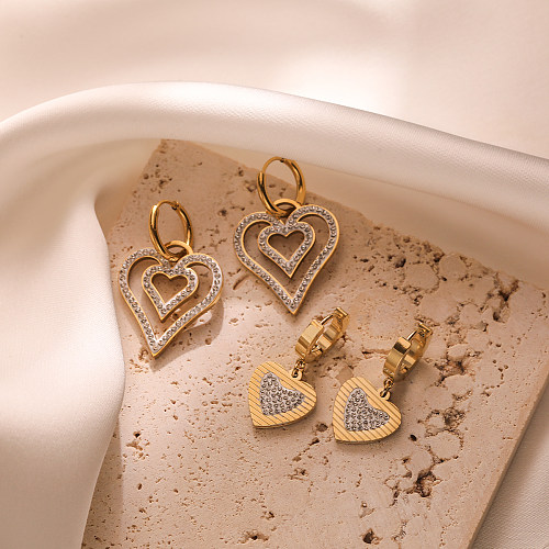 1 par de pendientes colgantes chapados en oro de 18 quilates con incrustaciones de acero inoxidable y forma de corazón de estilo sencillo
