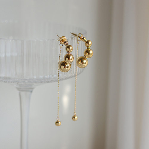 Retro-Ohrstecker aus Edelstahl mit Kugel und goldenen Perlen und Quasten