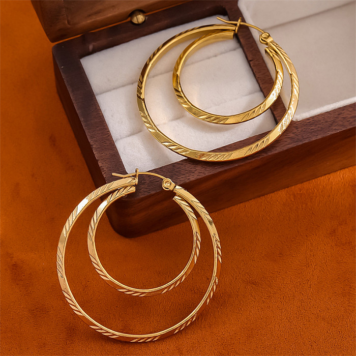 1 par de pendientes de aro chapados en oro de 18 quilates de acero inoxidable con revestimiento redondo de estilo simple retro