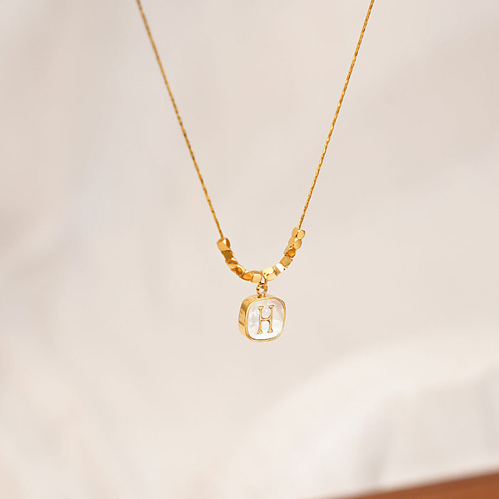 Einfache, klassische Buchstaben-Halskette aus Edelstahl mit Perlenbeschichtung und Muschel-18-Karat-Vergoldung
