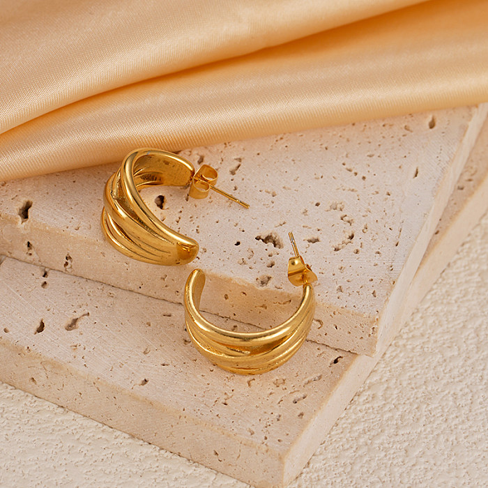 زوج واحد من أقراط أذن من الفولاذ المقاوم للصدأ مطلية بالذهب بتصميم بسيط على شكل حرف C