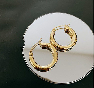 E106 أقراط من الفولاذ المقاوم للصدأ 18K الذهب الفرنسية البساطة حلَق أذن شخصية معدنية تصميم الشعور أقراط دائرة كبيرة الإناث