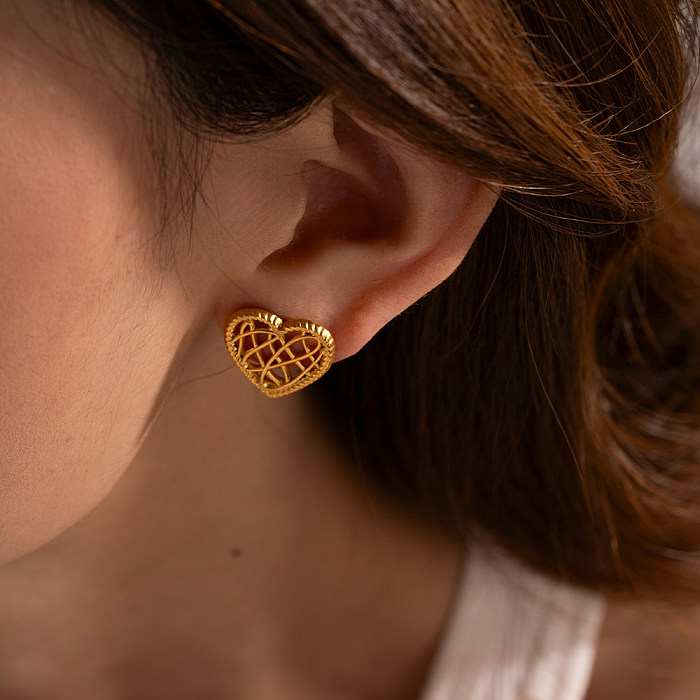 1 paire de clous d'oreilles plaqués or 18 carats en acier inoxydable en forme de cœur de style simple