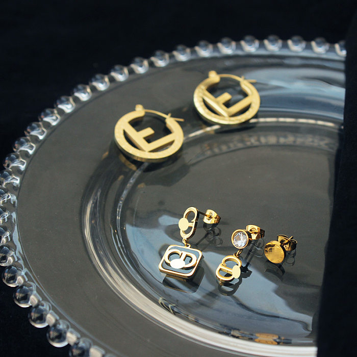 Modische geometrische Buchstaben-Ohrringe mit Edelstahlbeschichtung