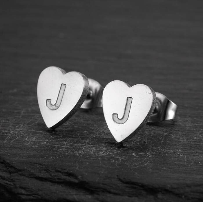 1 par de pendientes chapados en acero inoxidable con forma de corazón y letras a la moda