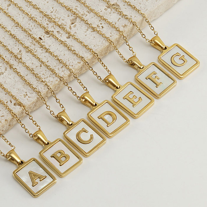 Lässige Pendler-Halskette mit Buchstaben-Anhänger aus Edelstahl mit Intarsien-Muschel und 18-Karat-Vergoldung