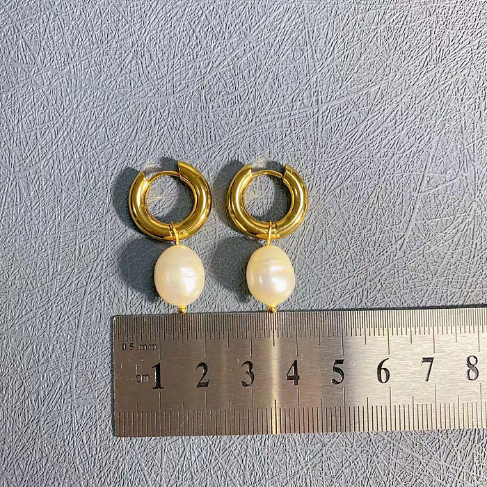 1 Paar elegante, schlichte, runde Süßwasserperlen-Ohrringe mit Edelstahlbeschichtung und 18-Karat-Vergoldung