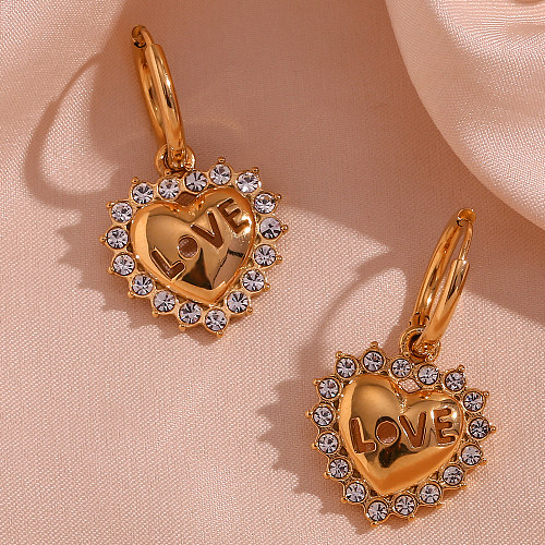 1 paire de boucles d'oreilles pendantes plaquées or 18 carats avec incrustation creuse en acier inoxydable et strass en forme de cœur d'amour de style classique de style vintage