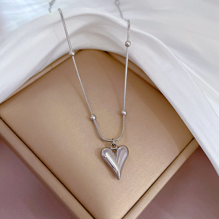 Collier pendentif plaqué or en acier inoxydable en forme de cœur de style moderne