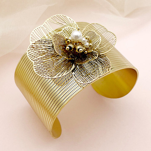 Brazalete chapado en oro de perlas con incrustaciones de acero inoxidable con flores de estilo clásico
