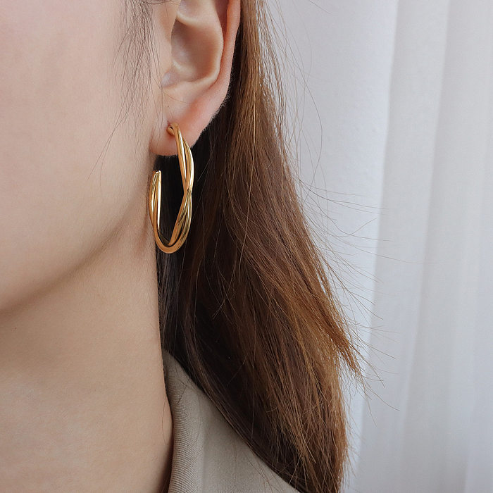 Einfache, temperamentvolle, verdrehte, kreuzförmige, C-förmige Ohrringe aus Edelstahl mit 18-karätigem Gold