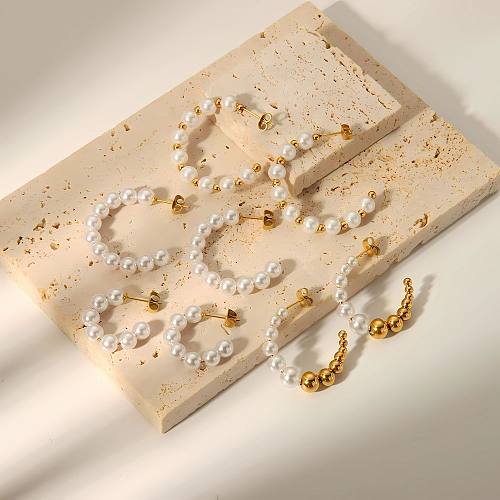 1 par de pendientes chapados en oro de 18 quilates con incrustaciones de cuentas en forma de C y perlas artificiales de acero inoxidable