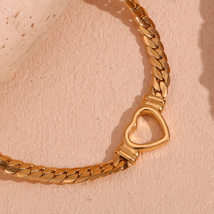 Collar chapado en oro de 18 quilates con revestimiento de acero inoxidable en forma de corazón de estilo simple