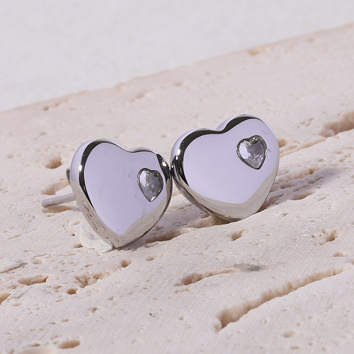 1 par de brincos de orelha de zircônia revestidos de aço inoxidável em forma de coração