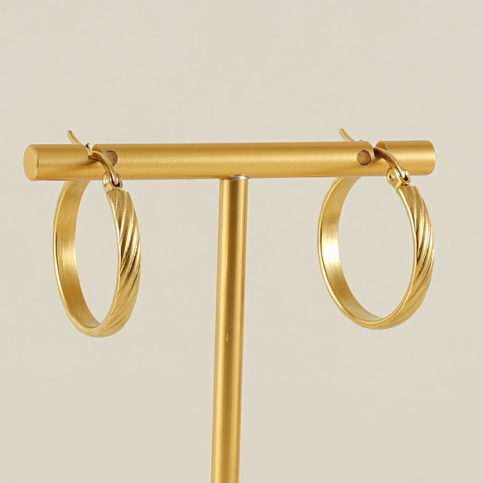 1 par de pendientes de aro chapados en oro de 18 quilates con rayas redondas de estilo Retro Simple