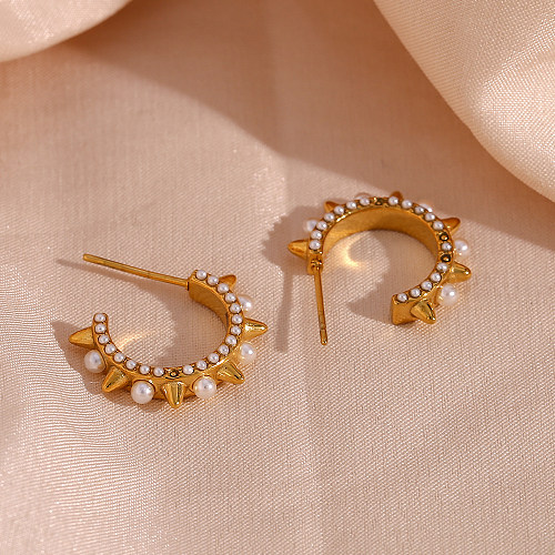 1 par de pendientes chapados en oro de 18 quilates con incrustaciones de perlas chapadas en acero inoxidable en forma de C estilo fresco estilo vintage