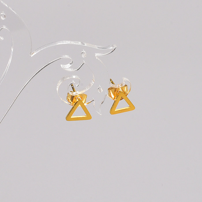 زوج واحد من أقراط الأذن المصنوعة من الفولاذ المقاوم للصدأ المطلية بالذهب بتصميم مثلث بسيط