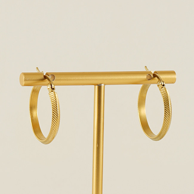 1 par de pendientes de aro chapados en oro de 18 quilates redondos de estilo simple retro