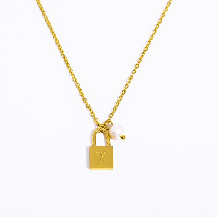 Collier avec pendentif plaqué or 18 carats, style simple et décontracté, avec serrure à lettres, en acier inoxydable, placage de perles