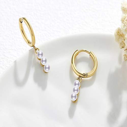 1 par de pendientes colgantes chapados en oro de 18 quilates con perlas de acero inoxidable con incrustaciones redondas de estilo simple