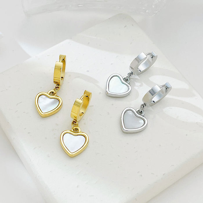 1 par de brincos banhados a ouro branco em aço inoxidável em formato de coração estilo clássico
