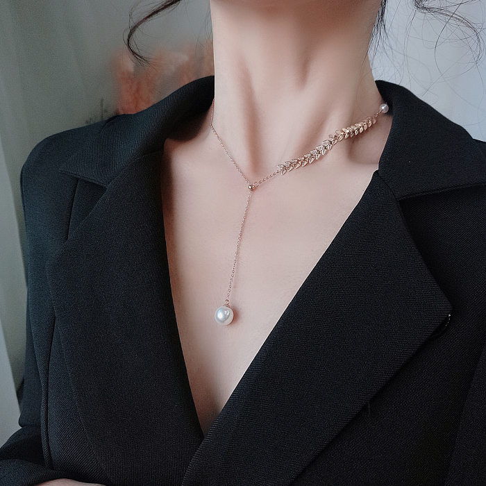 Elegante collar con colgante chapado en oro de 18 quilates con incrustaciones de perlas y acero inoxidable de grano de estilo vintage