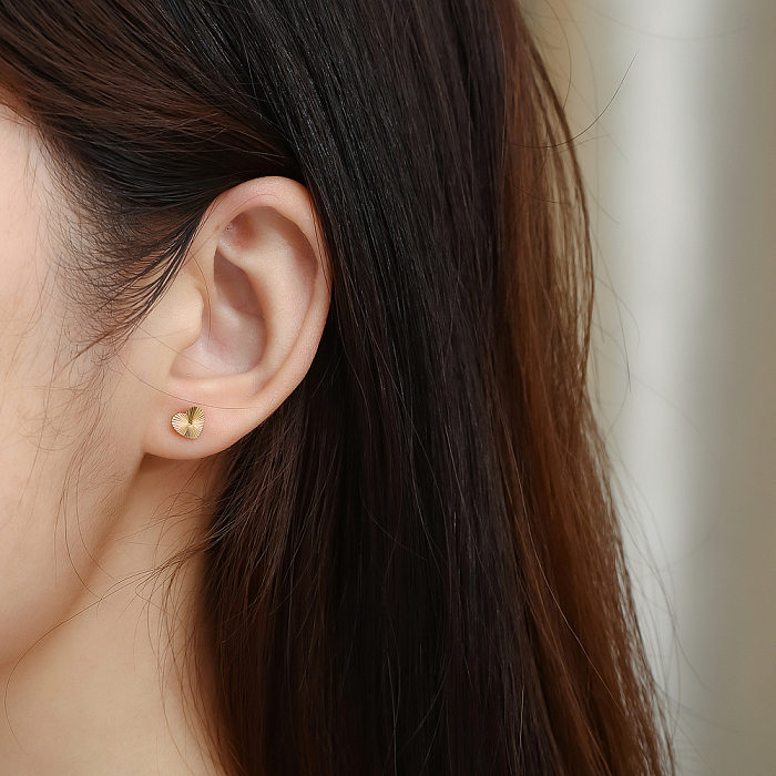 Clous d'oreilles en acier inoxydable en forme de cœur de style simple, boucles d'oreilles en acier inoxydable plaqué or