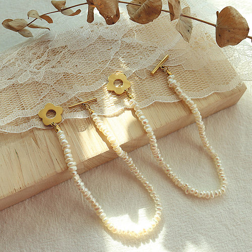 Pulsera de oro de 18 quilates chapada en acero de titanio con hebilla OT y flor de perlas de agua dulce ligera y ligera a la moda