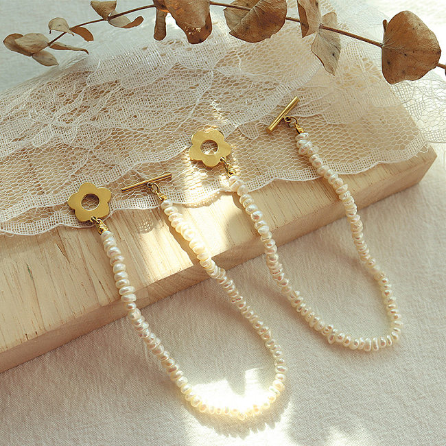 Pulsera de oro de 18 quilates chapada en acero de titanio con hebilla OT y flor de perlas de agua dulce ligera y ligera a la moda