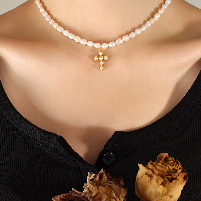 Collier élégant avec pendentif en perles artificielles, placage en acier inoxydable, perles croisées