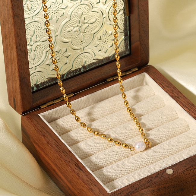 Collier pendentif plaqué or 18 carats avec perles en acier inoxydable de style simple