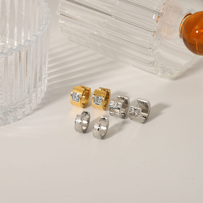 1 Paar schlichte, runde, quadratische, plattierte Ohrringe aus Edelstahl mit Strasssteinen und 18 Karat vergoldet