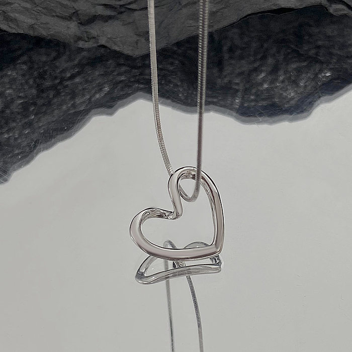 Collier pendentif coeur creux à déformation géométrique créative à la mode