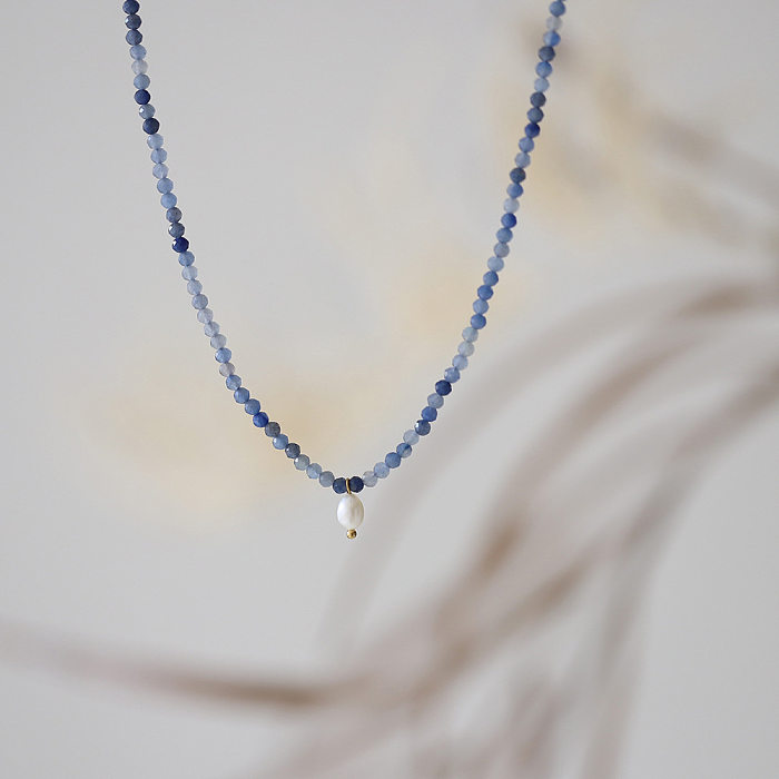 Runde Halskette aus Edelstahl mit Perlen im schlichten Stil