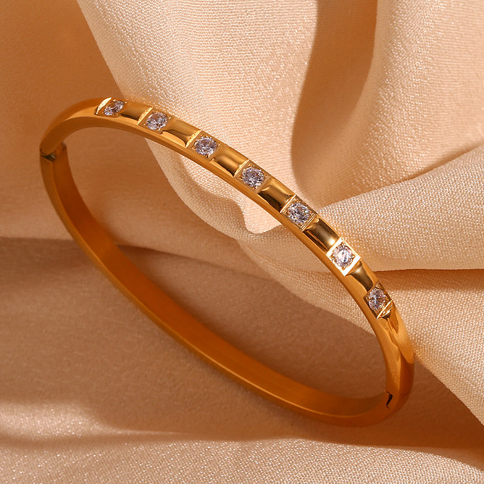 Estilo simple básico Estilo clásico Color sólido Chapado en acero inoxidable Incrustaciones de diamantes de imitación Brazalete chapado en oro de 18 quilates