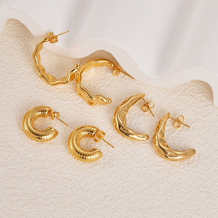 زوج واحد من أقراط الأذن المطلية بالذهب والفولاذ المقاوم للصدأ بتصميم بسيط للعطلات على شكل حرف C