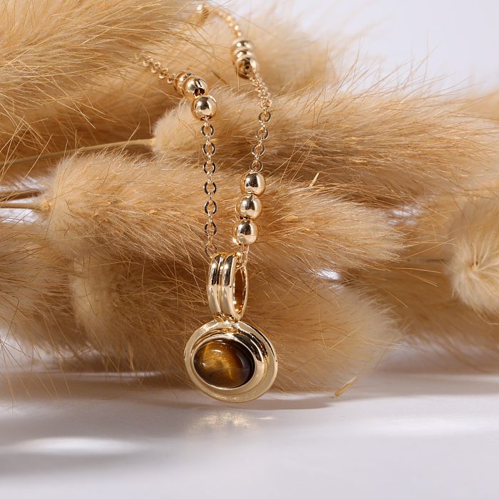 Collar con colgante chapado en oro de 18 quilates con incrustaciones de piedras preciosas artificiales ovaladas de estilo simple informal