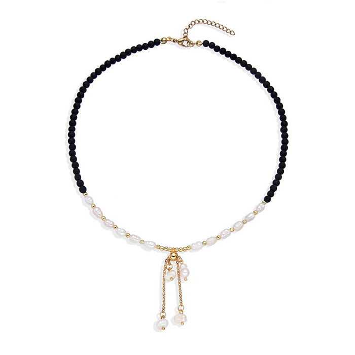 Runde Halskette mit künstlichen Perlen im klassischen Stil
