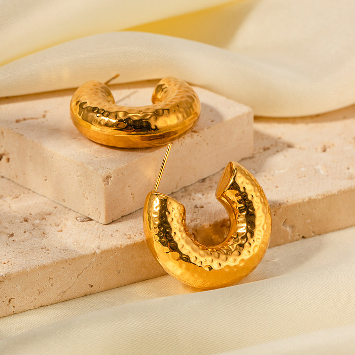 زوج واحد من أقراط أذن مطلية بالذهب على شكل حرف C من الفولاذ المقاوم للصدأ عيار 1 قيراط