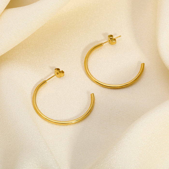 1 paire de clous d'oreilles luxueux en acier inoxydable plaqué or 18 carats, style britannique, en forme de C