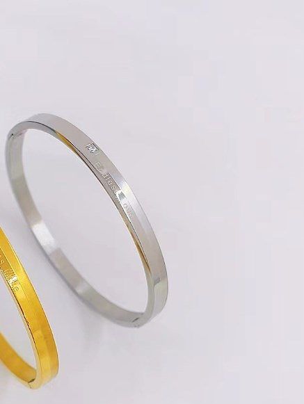 Brazalete chapado en oro de titanio de color sólido de estilo simple